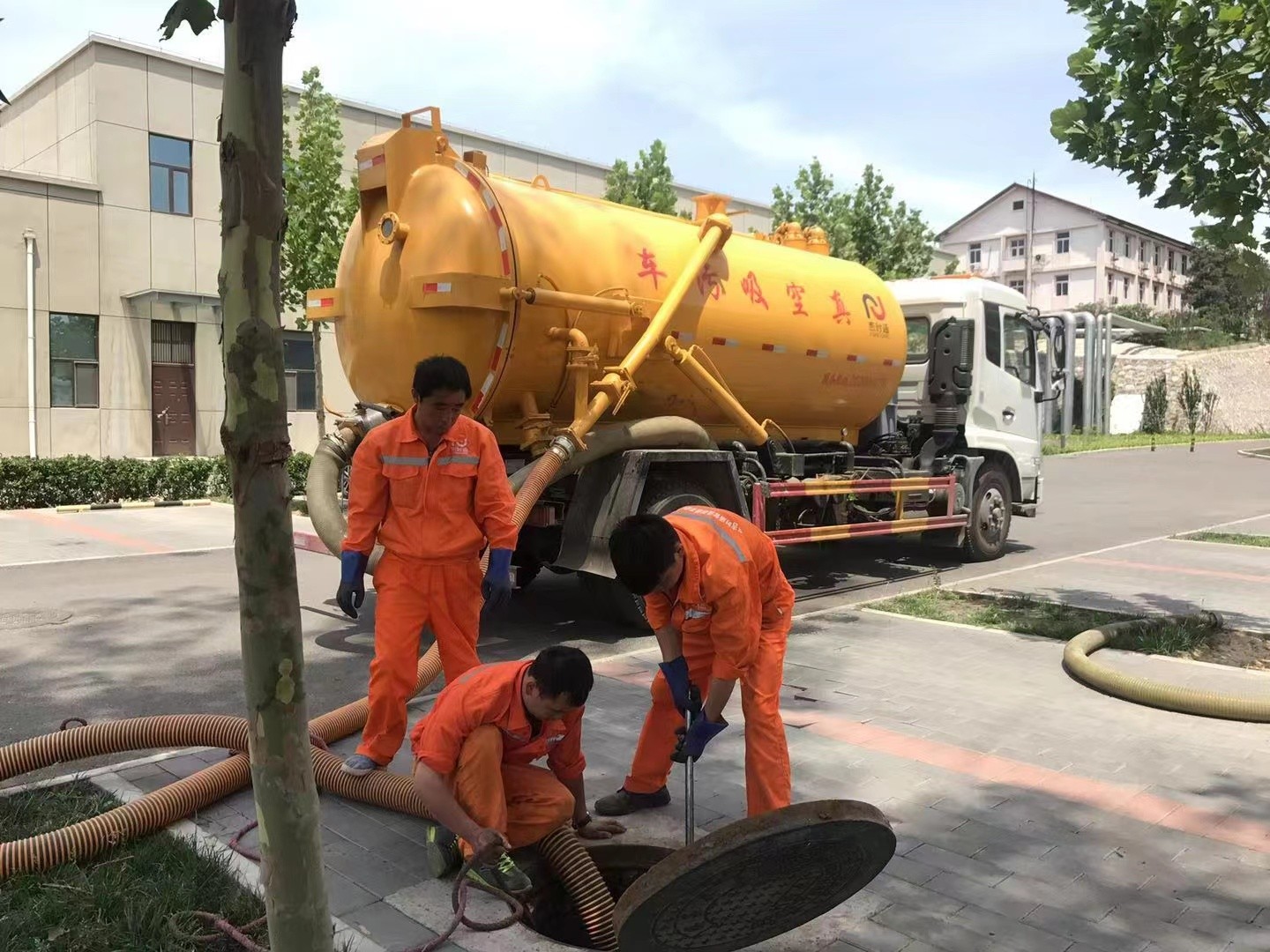 晋安管道疏通车停在窨井附近